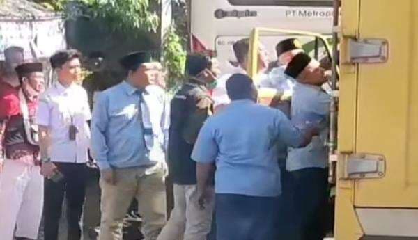 Viral Bus Calhaj asal Majalengka Saling Pepet dengan Boks, Sempat Terjadi Pertengkaran