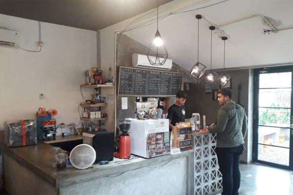 Main Kartu dan Nongkrong di CNB Coffee & Burger Bikin Betah