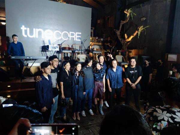 Pertama Kali, HIVI! Kolaborasi Bareng 3 Penyanyi Sekaligus!