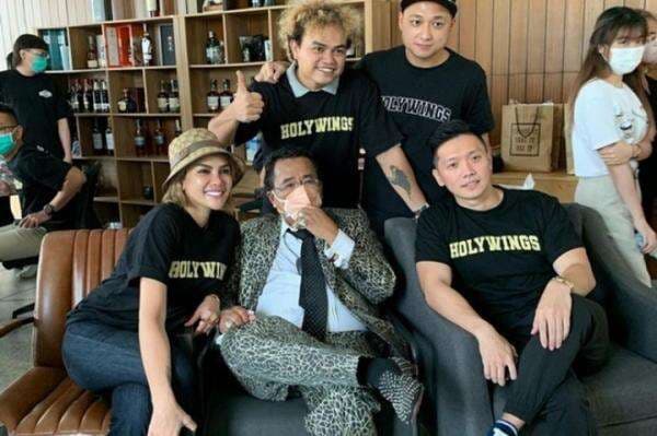 Berawal Dari Kedai Nasi Goreng Hingga Bar Kontroversial, Begini Perjalanan Holywings