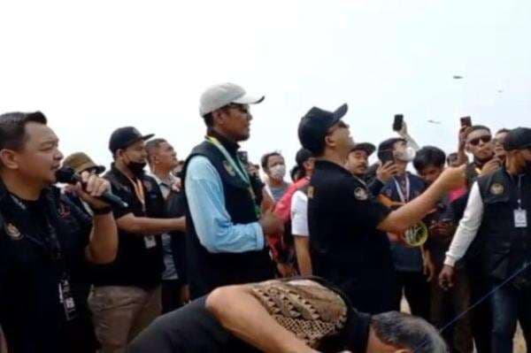 Diteriaki Presiden saat Buka Turnamen Aduan Layangan di PIK 2, Anies Hanya Tersenyum