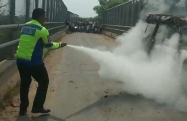 Angkot Serang Balaraja Hangus Terbakar