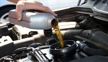 5 Cara Membaca Dipstick Oli Mobil yang Benar, Jangan Asal Ukur!