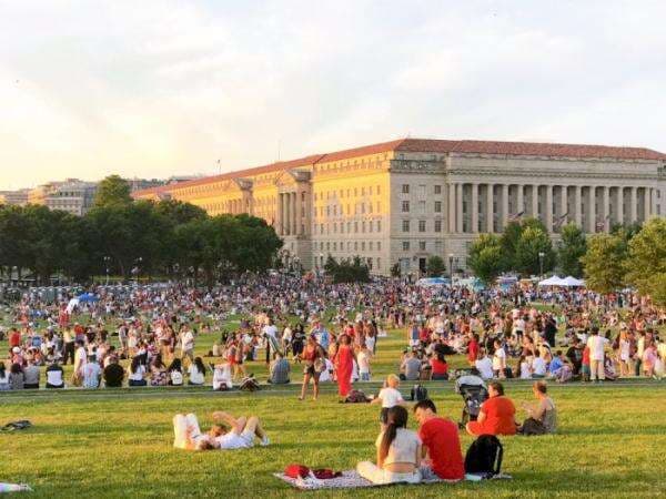 Pesta Kembang Api, Ribuan Orang Membawa Benda Ini ke National Mall Amerika