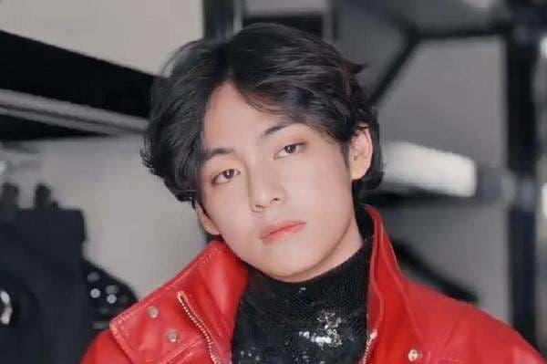 Mengejutkan! Harga Hotel V BTS di Paris saat Hadiri Fashion Show CELINE Capai Rp196 Juta per Malam