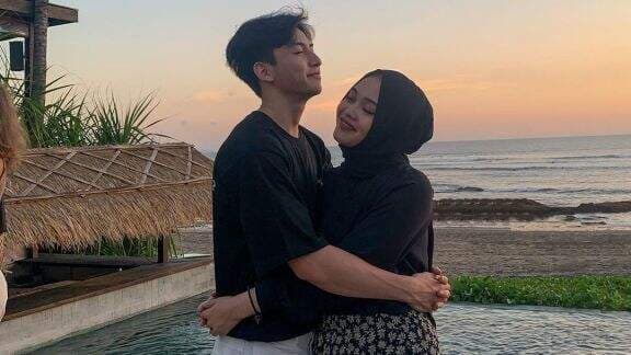 Umbar Kemesraan, Gaya Pacaran Putri Delina dan Jeffry Reksa Diniliai Bak Pasutri sampai Lakukan Peluk, Cium di Depan Umum