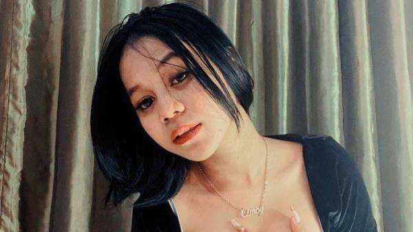 Tampil Berani Hanya Pakai Bra, Cimoy Montok Dicemooh Sok Keras Padahal Belahannya Itam