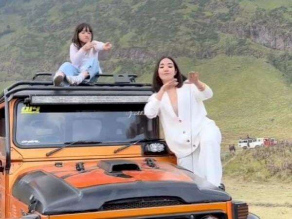 Baju Gisel dan Gempi Goyang TikTok di Bromo Bikin Salfok, Cakep Banget