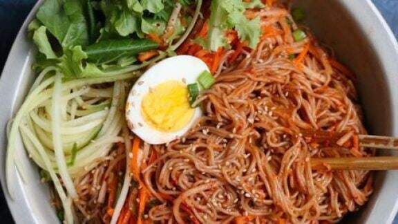 Resep Bibim Guksu, Mie Dingin Pedas yang Jadi Teman Nonton Drakor