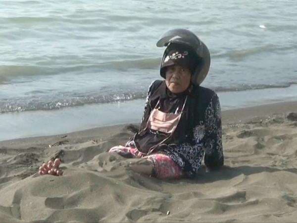 Berendam di Laut dan Pasir Pantai Ini Dipercaya Bisa Sembuhkan Penyakit, Benarkah?