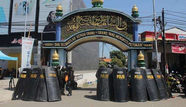 Brimob dengan Tameng Diterjunkan saat Upaya Penangkapan Mas Bechi di Jombang