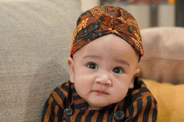 Potret Rayyanza Malik Ahmad Pakai Blangkon Bikin Gemas, Netizen: Kanjeng Cipung