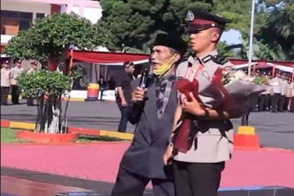Membanggakan! Anak Sopir Angkot Lulus Pendidikan Bintara Polisi dengan Nilai Tertinggi