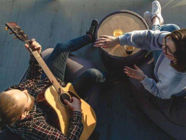 Rekomendasi Lagu untuk Dimainkan di Tongkrongan, Ada Favoritmu?