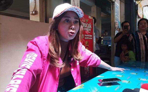 Medina Zein Ditahan, Denise Chariesta Kirim Papan Bunga