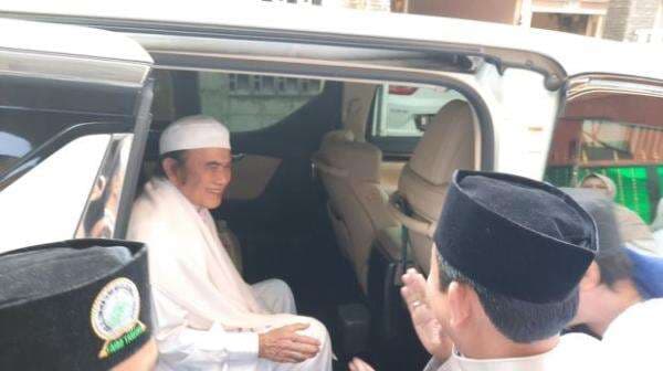Usai Jadi Khotib Sholat Idul Adha, Rhoma Irama Ziarah ke Makam Sepuh Mampang