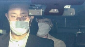 Mata Istri Shinzo Abe Berkaca-kaca Saat Antar Jenazah Suaminya Pulang ke Rumah