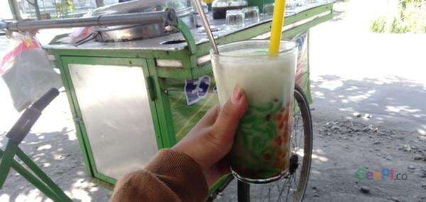 Es Dawet dan Cincau Murah di UMS, Langganan Ferdinand Sinaga Lho!