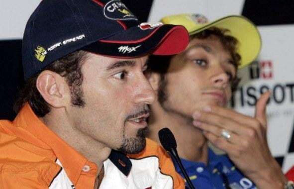 Max Biaggi Dirumorkan Pernah Dipukul Valentino Rossi di GP Catalunya 2001, Ini Faktanya