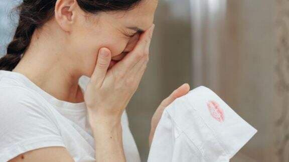 Waspada Moms! Ini 4 Tanda Suami Pernah Tidur dengan Wanita Lain, Hati-hati Kalau PakSu Sering...