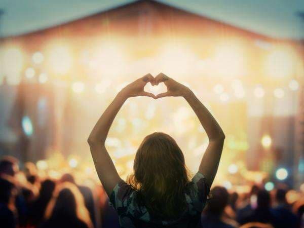 Mengenal Parasocial Relationship dan Penjelasan Mengapa Seseorang Bisa Sangat Menyayangi Idolanya