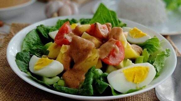 Resep Gado-gado Bumbu Bangkok, Hidangan Nikmat untuk Makan Siang