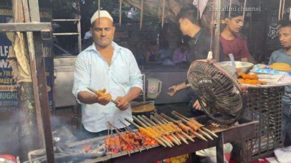 Ayam Bakar Pinggir Jalan India, Tusukannya Bikin Salah Fokus!