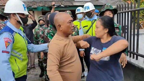 Tegang, Penertiban Rumah Dinas TNI AU di Surabaya Mendapatkan Perlawanan dari Penghuni