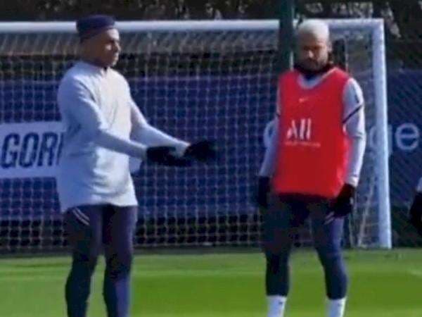 Mbappe Dicuekin, Neymar Pilih Messi saat Latihan