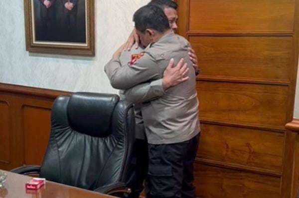 Kadiv Propam Irjen Pol Ferdy Sambo Menangis di Pelukan Kapolda Metro Jaya