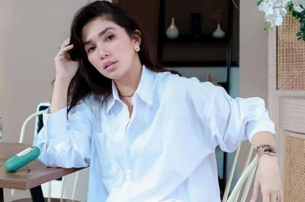 4 OOTD Kemeja Oversized ala Ussy Sulistiawaty, Istri Andika Pratama yang Baru Ulang Tahun ke-41