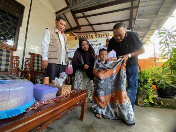 Tingkah Lucu Anak Khitanan Massal di Banjarmasin: Menangis Hingga Peluk Ortu