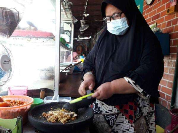 7 Fakta Ayam Geprek Bu Rum, Pionir Ayam Geprek di Indonesia