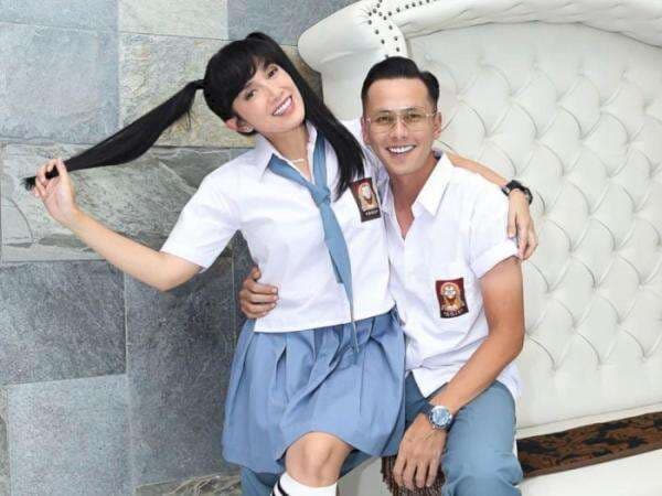Ussy Rayakan Ultah ke-41 Bertabur Bintang Pakai Seragam SMA Bersama Beberapa Rekan Artis