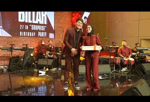 Romantis! Lesti Beli Kado Ulang Tahun Billar dengan Shopee COD