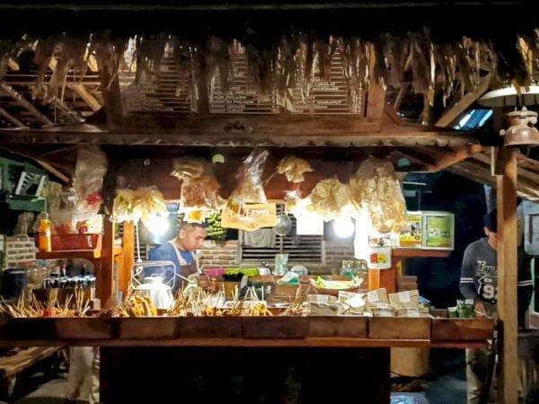 Angkringan Fancy di Tulungagung, Vibe-nya Kayak Kafe Menunya Nasi Bakar!