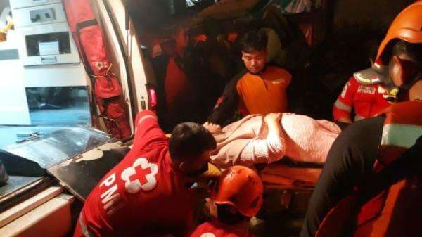 Begini Detik-detik Evakuasi Ibu Hamil Hendak Melahirkan Terjebak Banjir 1,5 Meter di Tangerang