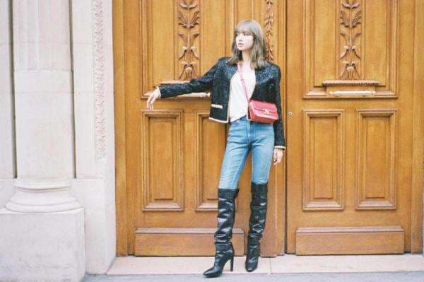 Tren Fashion ala Lisa BLACKPINK, Menawan dengan Warna Hitam