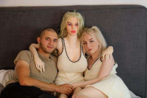 Wanita Ini Belikan Suaminya Boneka Seks sebagai Pengganti Jika Dirinya sedang Tidak Mood Wanita Ini Belikan Suaminya Boneka Seks sebagai Pengganti Jika Dirinya sedang Tidak Mood