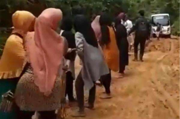 Viral Rombongan Wanita Berhijab Tarik Bus Pakai Tali di Sultra