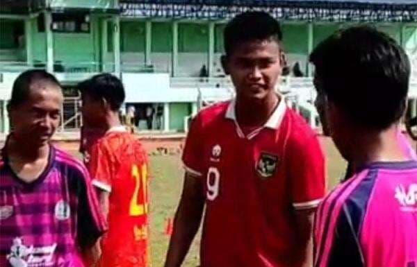 Mudik ke Gunungkidul, Pemain Timnas U-19 Hokky Caraka Kunjungi SSB Handayani