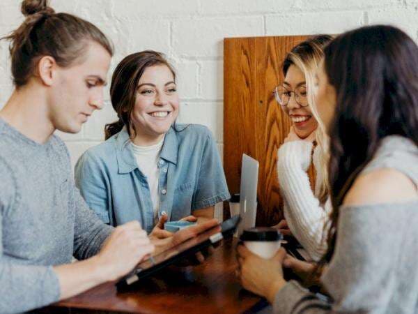 50+ Pertanyaan Truth or Dare yang Kocak dan Menjebak, Lucu!