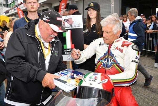 Nama Giacomo Agostini Masih Harum, Fans MotoGP Serbu Tanda Tangannya