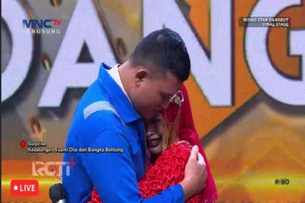 Nyamar Jadi Cleaning Service, Dila Diberi Kejutan sang Suami di Panggung Rising Star Dangdut