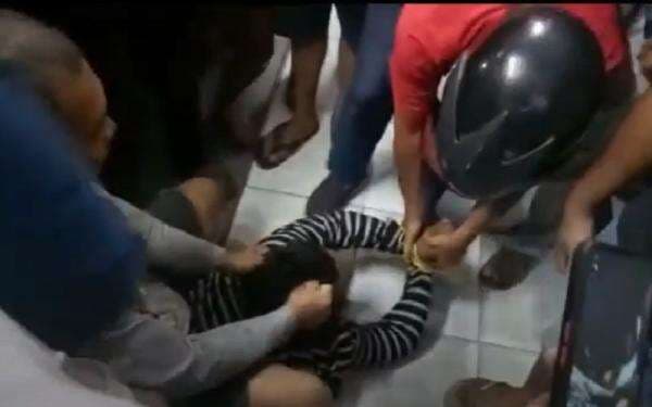 Curi Selai di Minimarket, Pria Berambut Gondrong Nyaris Tewas Diamuk Massa Curi Selai di Minimarket, Pria Berambut Gondrong Nyaris Tewas Diamuk Massa
