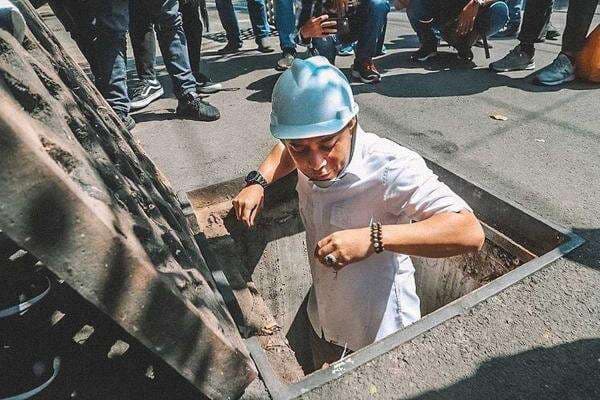 Eri Cahyadi Masuk Gorong-Gorong, Sudah Mirip Jokowi Nih