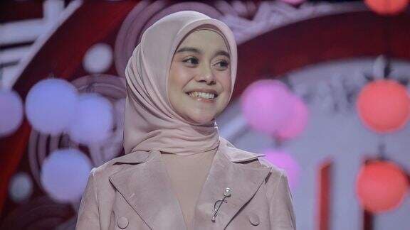 Tampil Menyanyi Meriahkan Hajatan di Kampung, Lesty Kejora Malah Tak Risih Pinggang Dipegang Pria Ini: Si Dede...