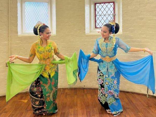 Keren! Cewek-cewek Cantik Ini Sukses 'Menggoyang' London dengan Tarian