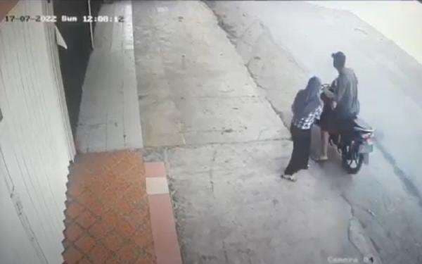 Terekam CCTV Begal Payudara Beraksi di Medan, Korban Remaja Pakai Hijab