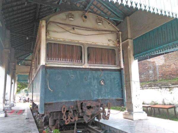 Ada 2 Gerbong Kereta di Alun-Alun Solo, Tiap Malam Jumat Diberi Sesajen: Punya Siapa?